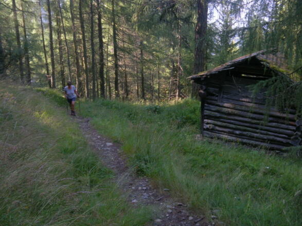 alte Stadel entlang des Pfades