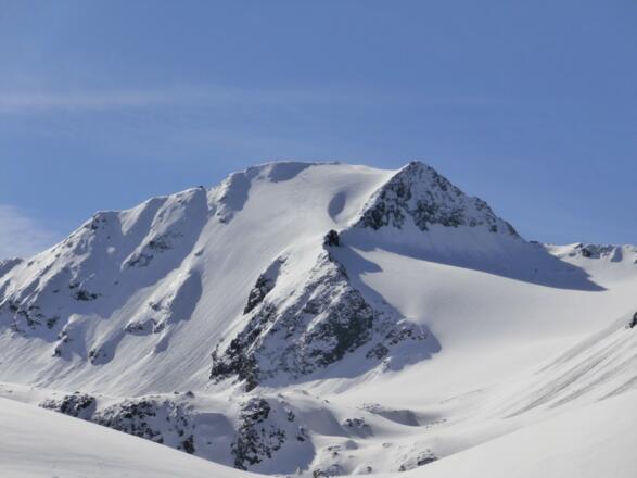 Gipfel mit Scharte über die die Aufsstiegsspur geht, Abfahrt bei guten Verhältnissen direkt vom Gipfel