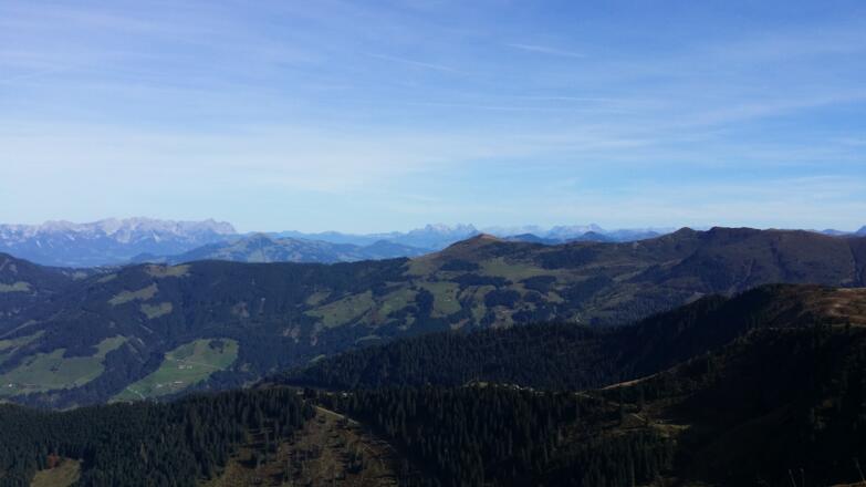 Günstig "vorbeifotographiert" neben der Windstation für den Lawinenwarndienst. Hier Blick nach Osten bis in den Pinzgau