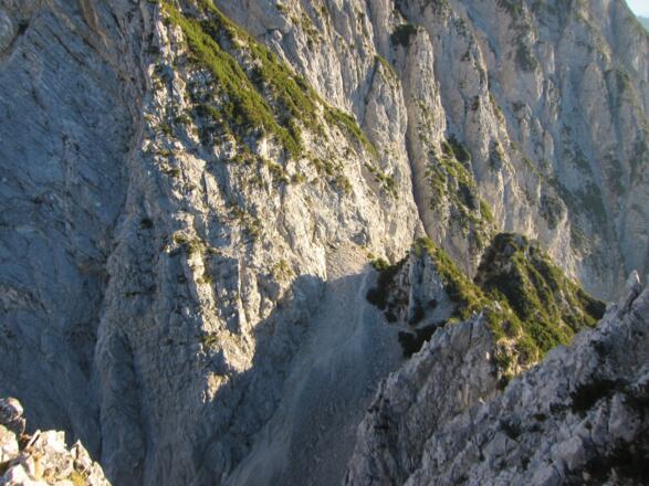 Blick vom Gipfel hinunter in die Wechselscharte.