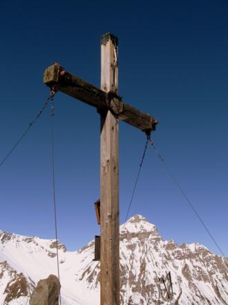 Das Gipfelkreuz. Dahinter die Serles.