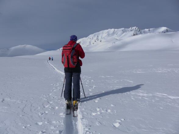 über dem Wetterkreuz: links Hirschstein, rechts Mislkopf und Pfoner Kreuzjöchl