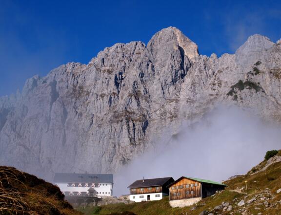 Gruttenhütte 1620 m mit Nebelschwaden