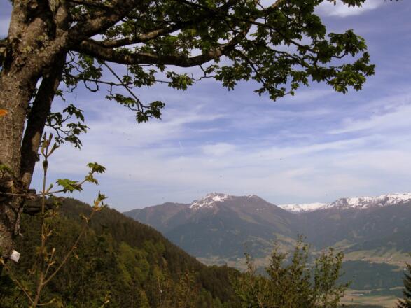 Schöner Rastplatz mit Panoramablick auf das Kellerjoch.