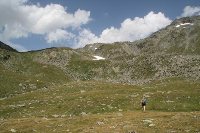 Über alpine Hochmähder geht es vom See hinauf zum Joch auf 2597 m.