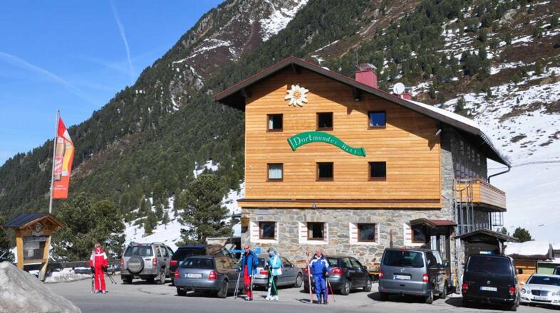 Dortmunder Hütte im Winter.