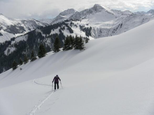 gegenüber dem Ostrücken der Bischof und der Gebra