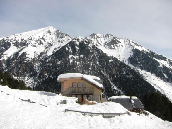 Mittergrathütte (privat), dahinter der Pirchkogl.