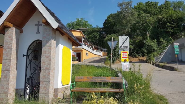5 Minuten später, durch die Bahnunterführung durch bei dieser Kapelle links rauf