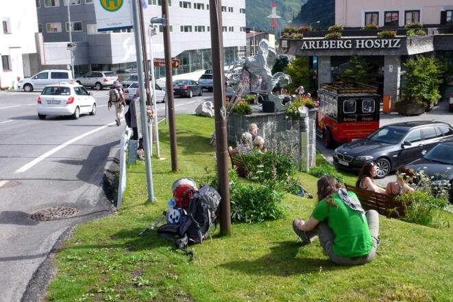 Warten auf den Bus in St. Christoph
