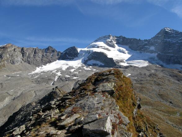 Man erreicht eine Art Scharte und geht auf der Gratschneide immer auf den Olperer zu.
