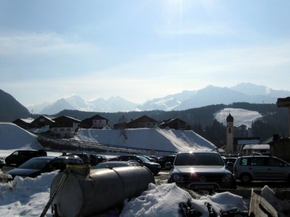 Start beim Parkplatz zur Schweinfurter Hütte im Dorfzentrum von Niederthai.