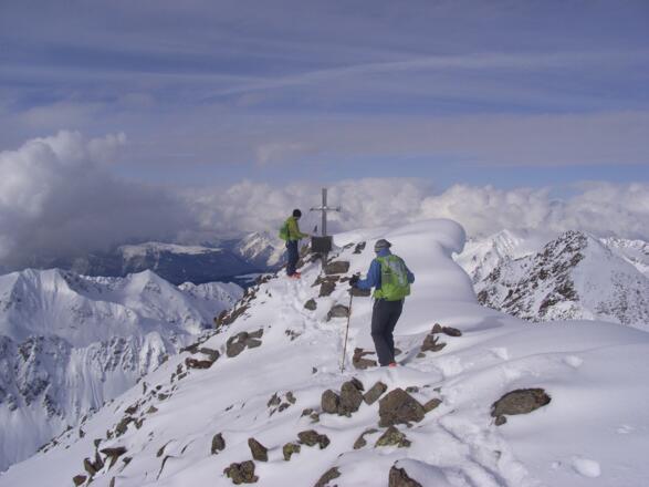 Der Gipfel ist erreicht. Vorsicht vor Wechten im Gipfelbereich! Unbdedingt im unmittelbaren Bereich der Felsen bleiben.