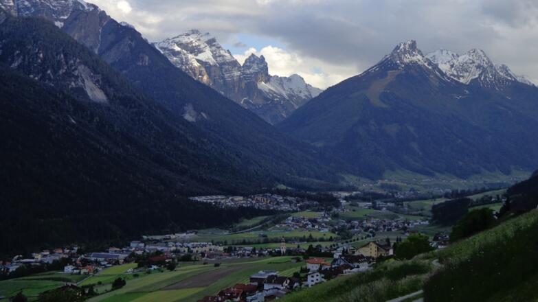 in Bildmitte das Kirchdach und die Kalkwand über dem Pinnistal. Rechts davon das Elfermassiv.