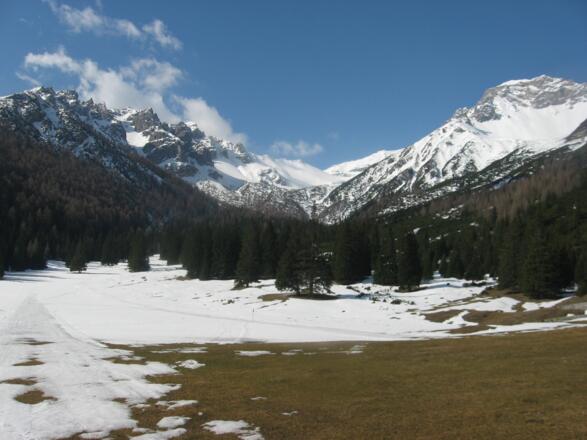 Das Bild ist bei der Ochsenalm aufgenommen, Blick in die Matreier Grube, dem Aufstiegsgelände. Rechts im Bild die Läpermahdspitze, links die Peilspitze.