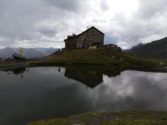 Granatspitzgruppe: nach dem Matreier Törl und der Dürrenfeldscharte (im Regen) - Blick auf die Sudetendeutsche Hütte, Südostansicht