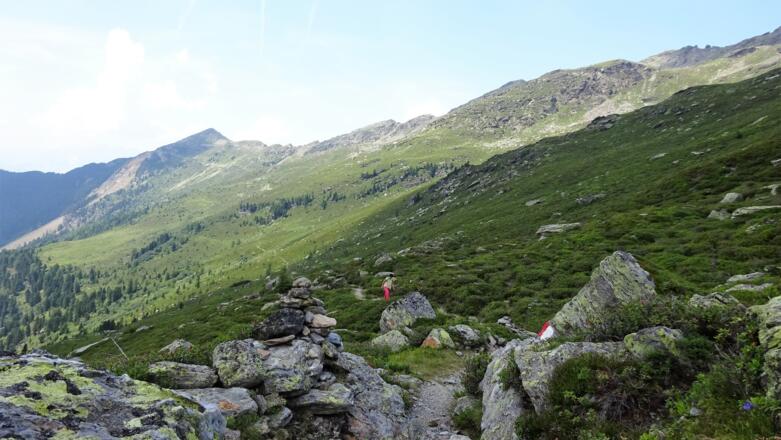 Blick zurück zur Viggarspitze (2306 m). Rechts des markanten Bergrutsches erfolgte der Abstieg ins Viggartal.