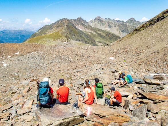 Über Steinplatten führt der Weg weiter zur Feilerscharte.