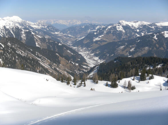 Tiefblick über die Bachalmhänge nach Graoßarl