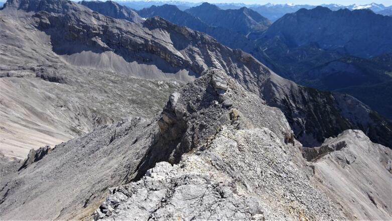 Der Gratverlauf von der Gr. Seespitze hinunter in den Sattel zum Anstieg auf die Marxenkarspitze.