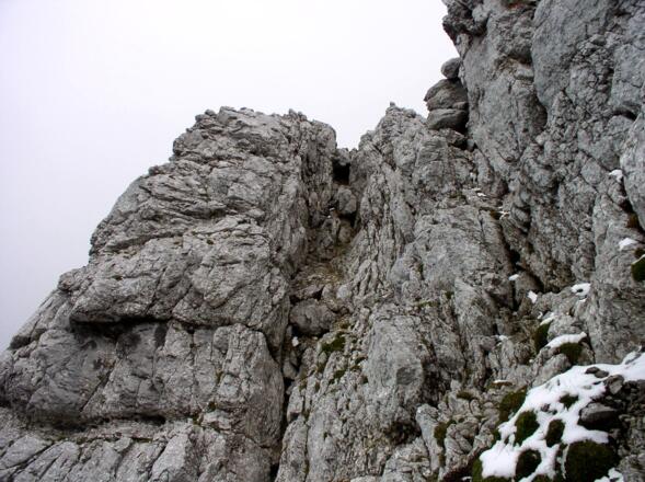 Nordseitige Schlucht I-II ca. 2200m-2220m.