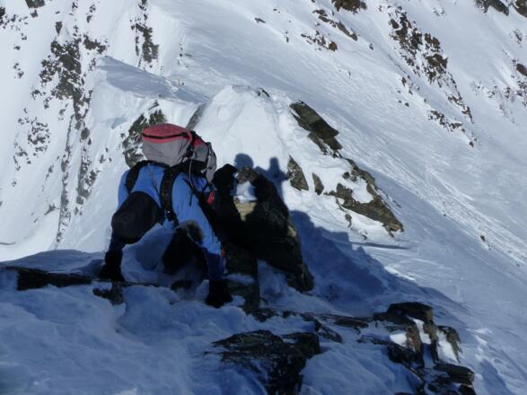 Direkt am steil abfallenden Grat muss zweimal eine kurze Felsstufe überklettert werden.
