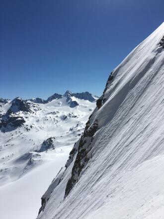 In der Ostrinne mit Blick zur Dreiländerspitze