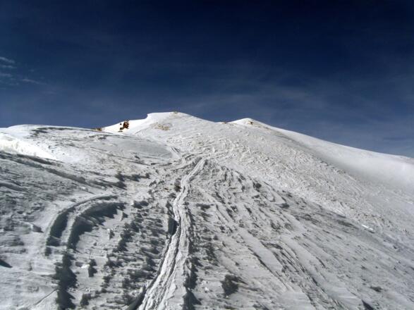Weiter geht es am Grat nacht rechts. Der Gipfel der Hohen Warte befindet sich zwar links, würde aber eine Abfahrt und Wiederaufstieg bedingen.