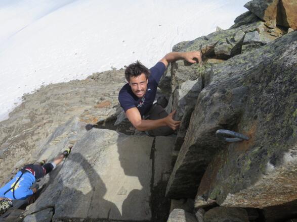 Stubaier Bergführer haben einige Eisenbügel installiert, um mit ihren Gästen rasch und sicher den Auf- und Abstieg zu bewältigen.