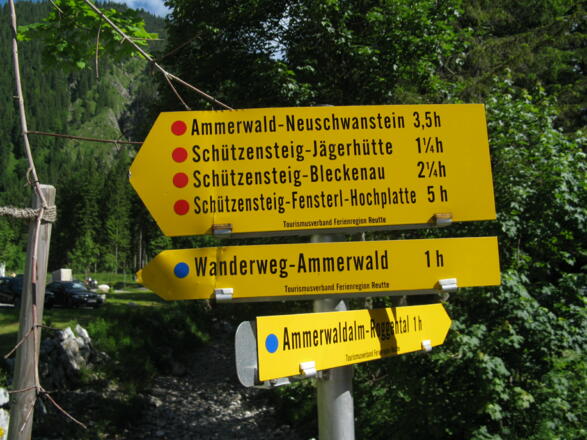 Wir folgen dem Weg Richtung Schützensteig - Jägerhütte!