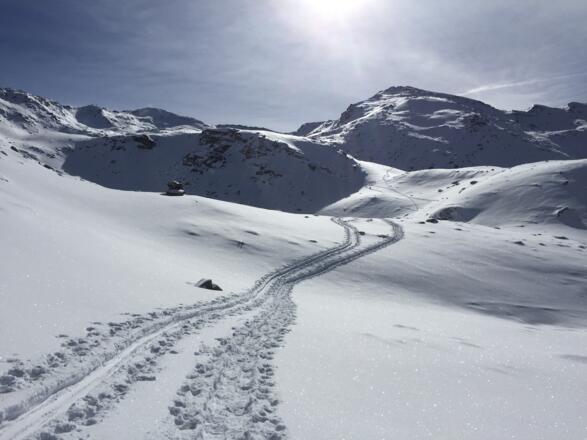 In der Bildmitte rechts die Kreuzspitze, auf die man nun zusteuert