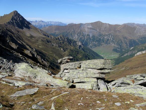 Und noch einmal aufwärts und das Ziel ist erreicht und die Felsgestalt liegt vor einem.