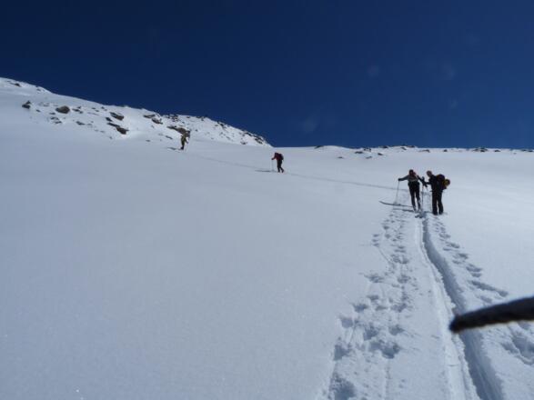 Einmündung in die Aufstiegsspur, welche vom Voldertal heraufführt.