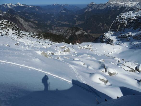 im Tal ist Lofer zu erkennen, nur noch ein kleiner Schneerest auf der Talabfahrt