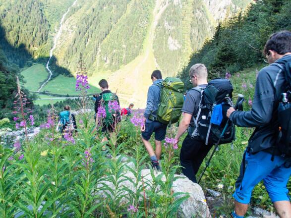 Der Abstiegsweg ist nicht schwierig. Früh morgens liegt der Weg noch im Schatten, was sehr angenehm ist.