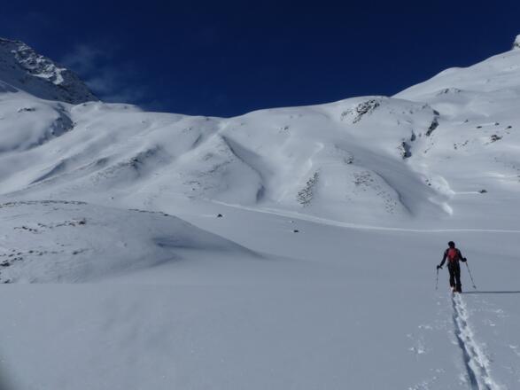 Über den Rücken (ca. Bildmitte) führt der Anstieg mitunter steil hinauf ins Rosskar.