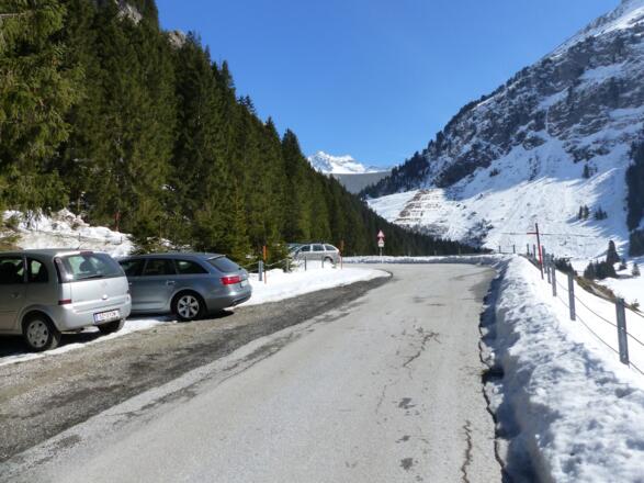 Parkmöglichkeiten kurz nach dem Gh. Bärenbad.