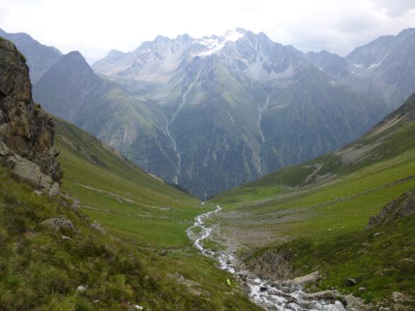 Mit Blick auf Hohe Geige entlang des Seebachs ins Pitztal