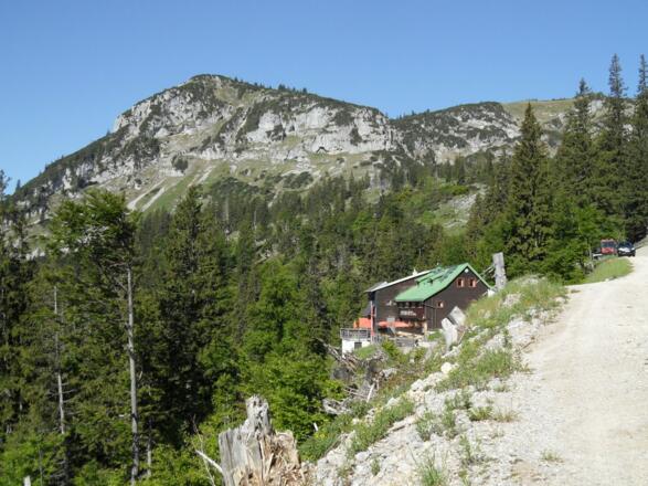 Steyrerhütte mit Roßschopf im Hintergrund