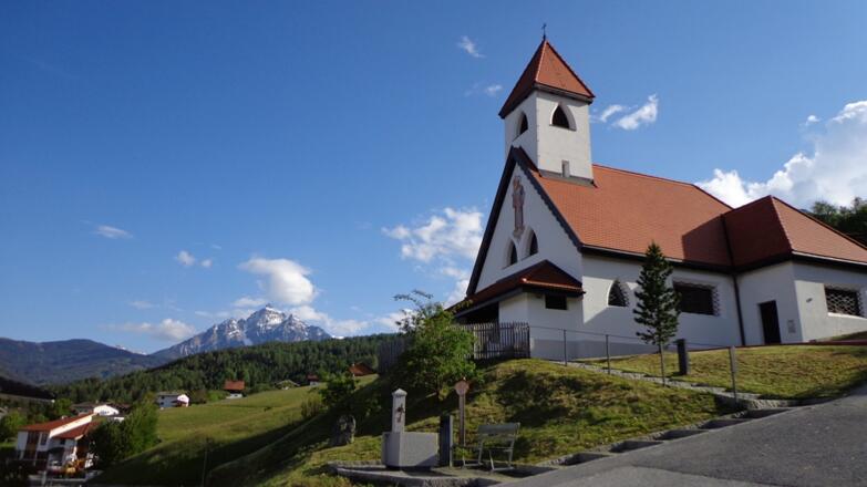 Die Herz-Jesu-Kirche mit dem Brunnen in Kreith