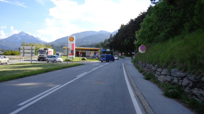 Bei der Tankstelle rechts abbiegen auf die Sonnenhof-Brennerstraße.