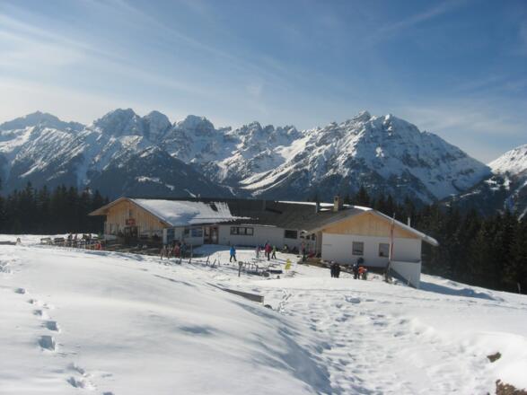 Das Panoramarestaurant Kopperneck, geöffnet während der Betriebszeiten der Serlesbahnen, im Hintergrund die Kalkkögel.