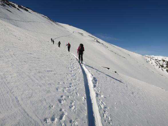 ... ca. 2750 m wieder weit nach rechts (Westen).