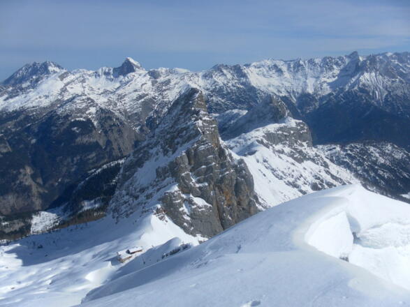 Tiefblick zum Mitterhorn, am Horizont Watzmann und Hundstod