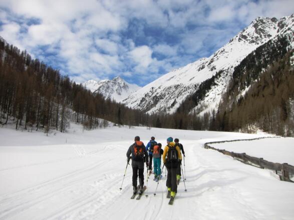 Der Eingang ins Kraspestal bei Haggen. Ganz hinten die Kraspesspitz (2948 m) und - rechts davon -  der Schöllekogl (2902 m).