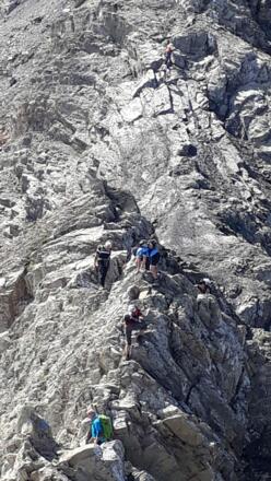 Auf dem ausgesetzten Grat zum Gipfel