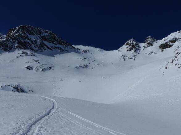 Ungewöhnlich viele Leute im steilen Nordosthang.