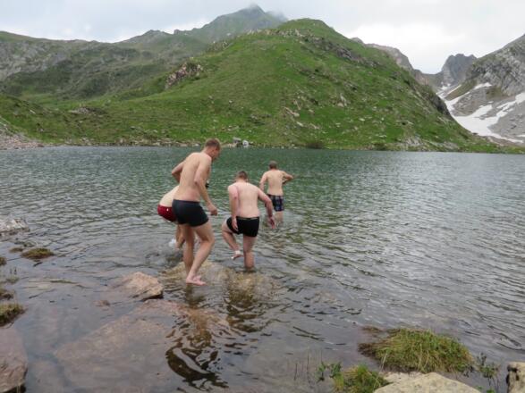 Nur die Harten wagen ein Bad im Woyalersee