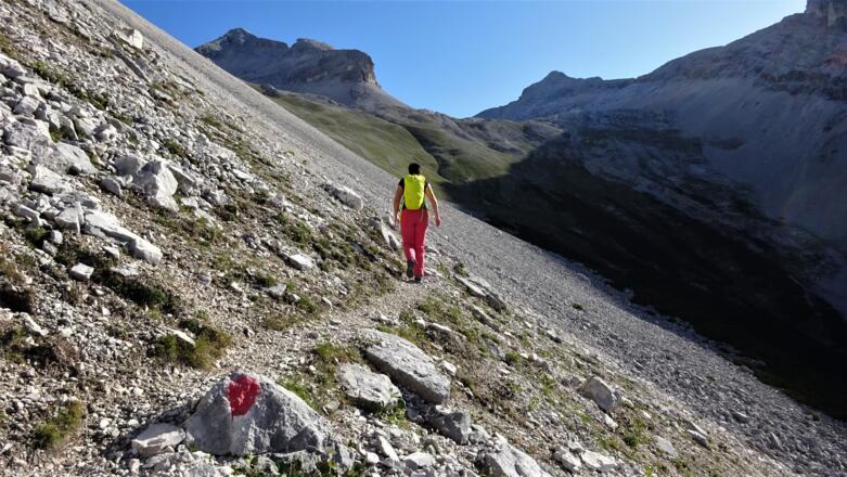 Am Eingang in das weitläufige Hinterkar. Links die Gr. Riedlkar-Spitze (2585 m), rechts hinten die Breitgrießkar-Spitze. In der Flanke, unterhalb des Gipfels, verläuft der Höhenweg nach rechts auf den Südgrat.