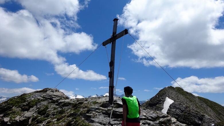 Beim Gipfelkreuz, hinten rechts der eigentliche Gipfel der Schafseitenspitze.